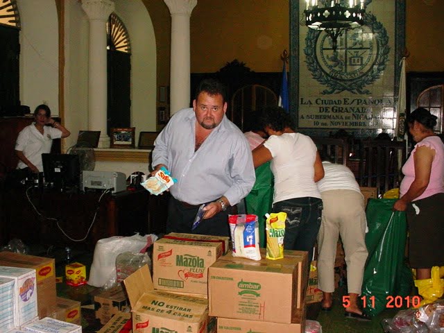 Eulogio Mejia da una manito para el empaque de los paquetes alimenticios
